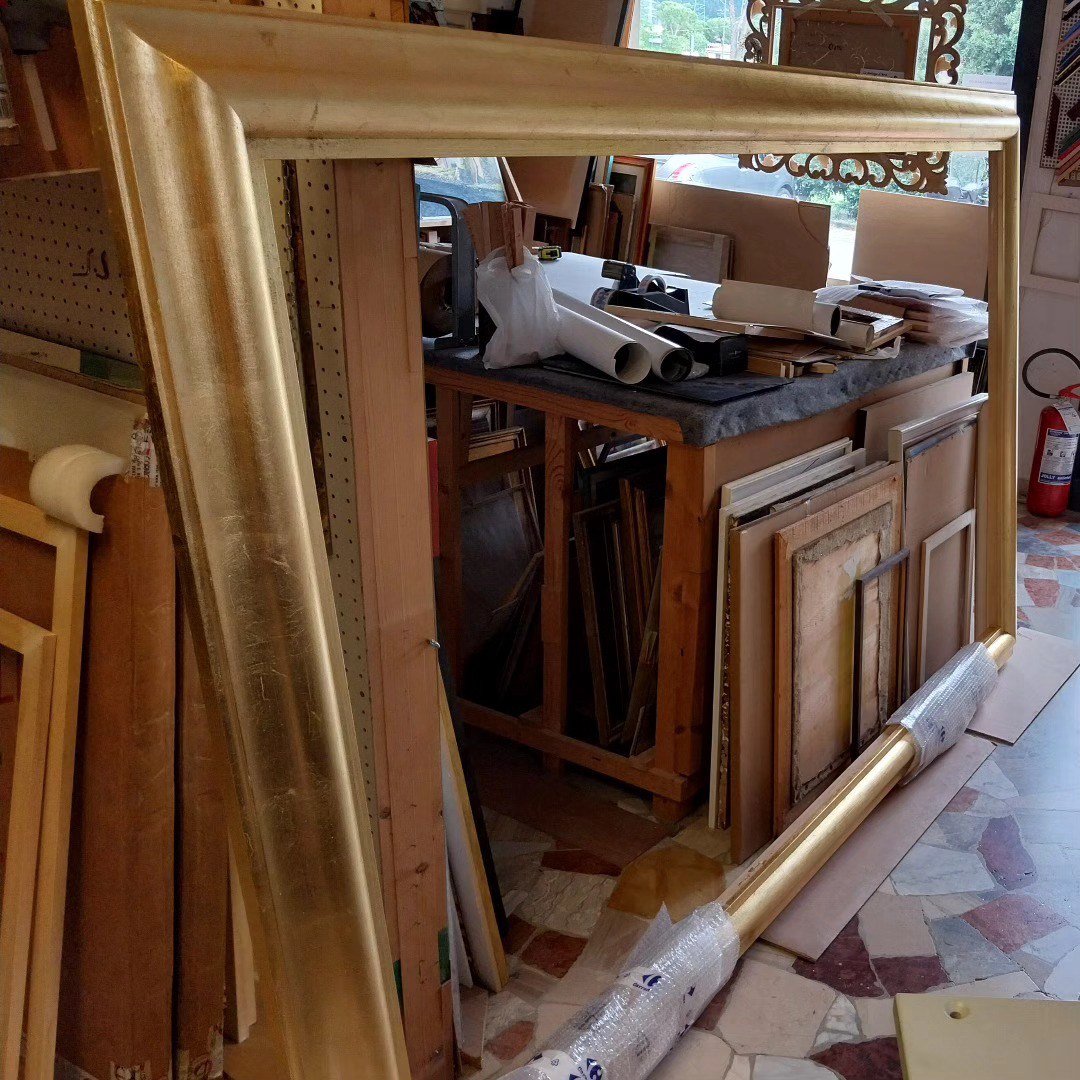 Cornice classica grande dimensione in legno massello finitura foglia oro imitazione