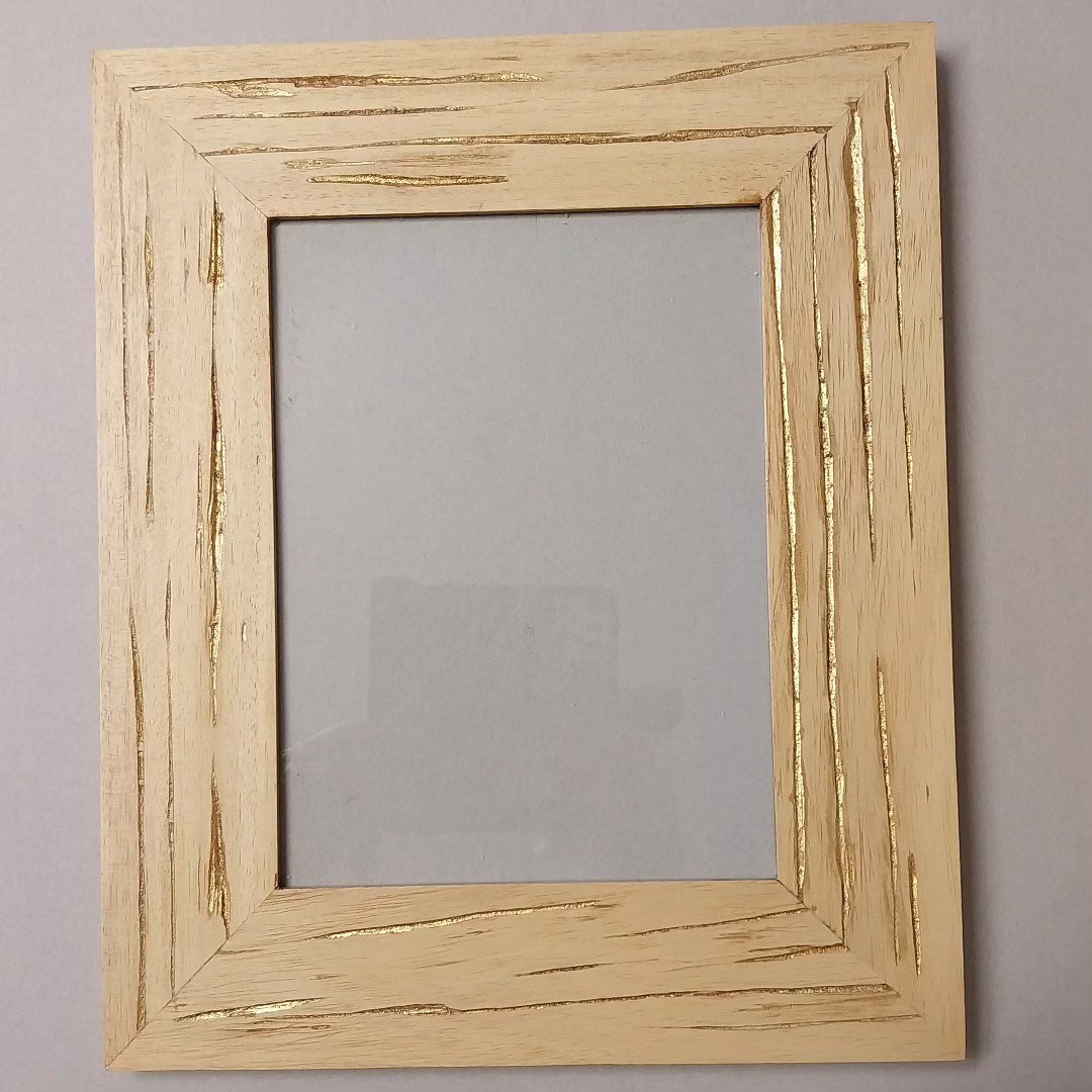 Legno naturale intagliato a mano ed intagli con foglia oro imitazione