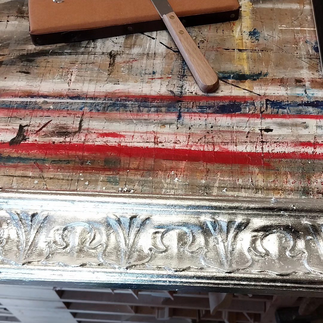 Cornice sagomata in pasta finitura.foglia argento imitazione