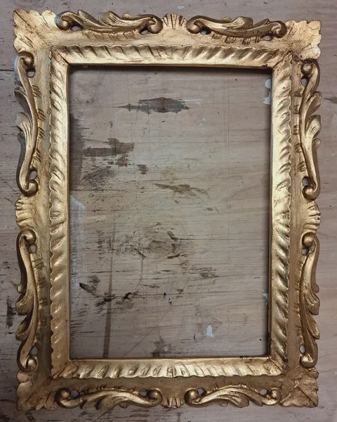 Cornice arrivata a pezzi, rimontata con ripristino della doratura a foglia oro imitazione, finitura a gommalacca e cera