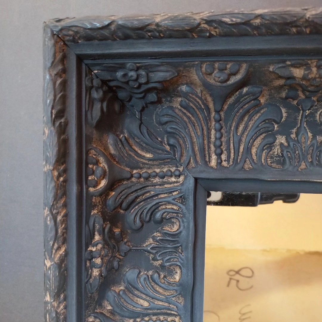 Cornice in pasta decorata, finitura nero satinato, effetto anticato